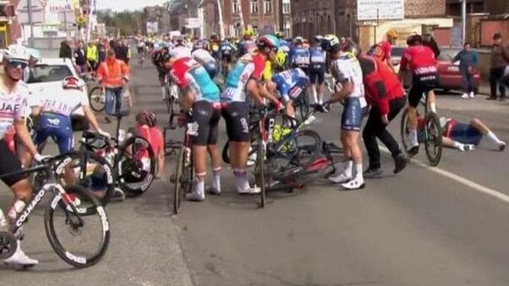 Parigi-Roubaix, Viviani in ospedale dopo una maxi caduta di 20 corridori