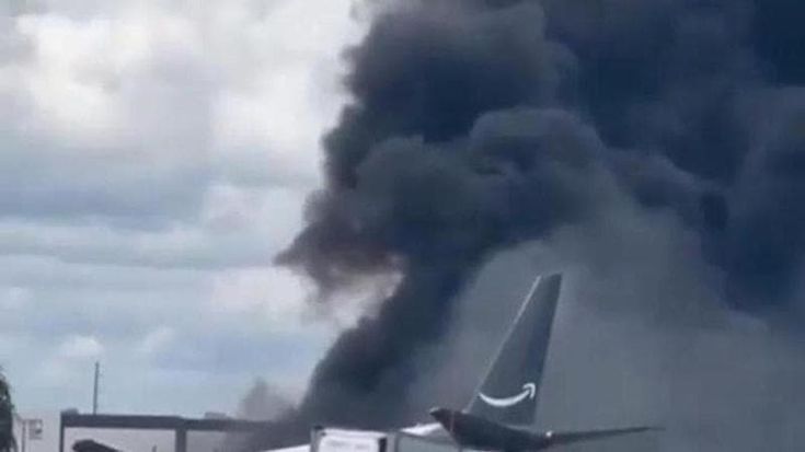 Miami, aereo cargo di Amazon va fuori pista e prende fuoco. Cinque morti e diversi feriti