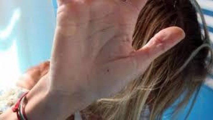 Parma, chiusa in bagno per sfuggire all'aggressione del compagno: la polizia mette in salvo una donna