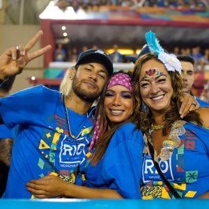 Psg, Neymar in Brasile a curare l'infortunio: ma poi balla al Carnevale