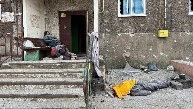 Ucraina, tra i sopravvissuti di Mariupol: “Viviamo sottoterra come fantasmi”