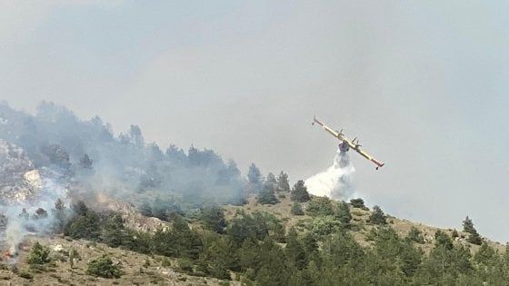 Caldo e vento di scirocco: brucia il monte di Petralia Sottana
