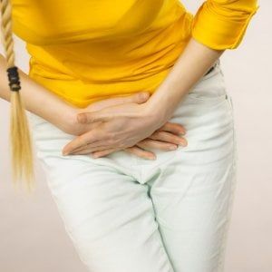 Cistite, ne soffre una donna su 2.  Come prevenirla ed evitare l'abuso di antibiotici