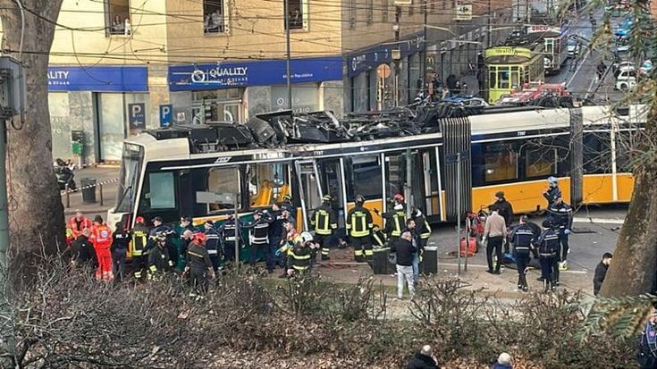 Deraglia tram della linea 9, due morti e decine di feriti: “E’ stato come un terremoto”