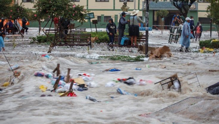 Bolivia, tempesta su Sucre: alberi e persone spazzate via dall'acqua