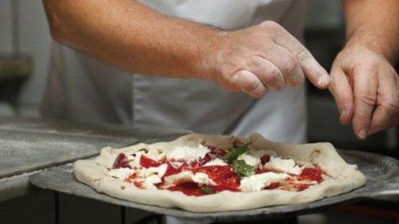 E finalmente la Pizza ha la sua "enciclopedia": storia ragionata di un mito contemporaneo 