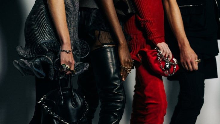 Scarpe, borse e gioielli: dal rock al minimal, questi sono i cinque trend più cercati in Rete