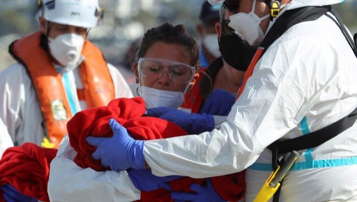 Migranti, la marina soccorre 49 naufraghi a nord di Tripoli. Altri 357 sulle navi delle Ong