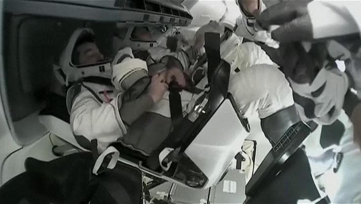 Iss, gli astronauti di Crew-12 lasciano la Stazione alla volta della Terra: il decollo come un film