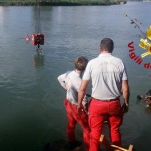 Ostia antica, si lancia con l'auto a tutta velocità nel Tevere: recuperato il corpo 