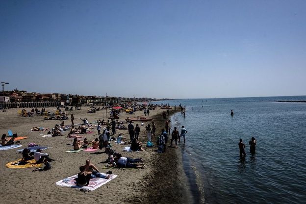 Roma, primo assaggio d'estate: litorale di Ostia preso d'assalto