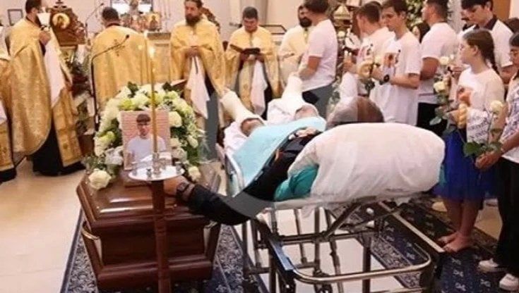 In barella al funerale. L’ultima carezza al figlio caduto con lui dal cestello della gru