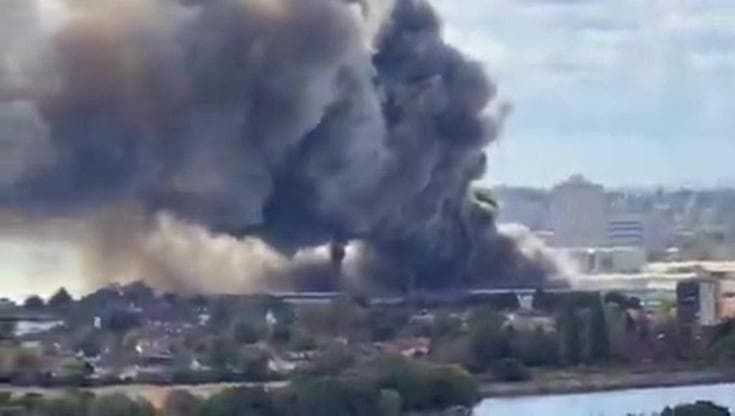 Londra, enorme incendio vicino allo stadio di Wembley: un'alta colonna di fumo nero si alza in cielo