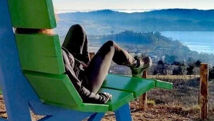 Minacce alla panchina gigante di Viverone: "La bruciamo"
