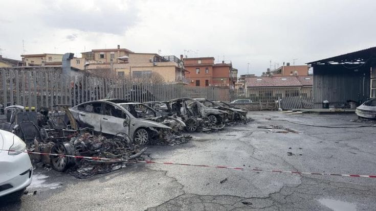 Attentato incendiario alla Tesla, dieci autosaloni sorvegliati speciali