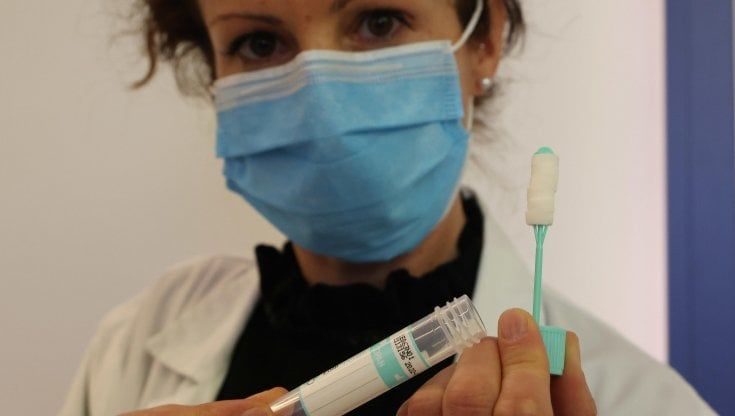 Covid, arrivano a Roma i tamponi salivari molecolari: ecco come funzionano e dove si fanno