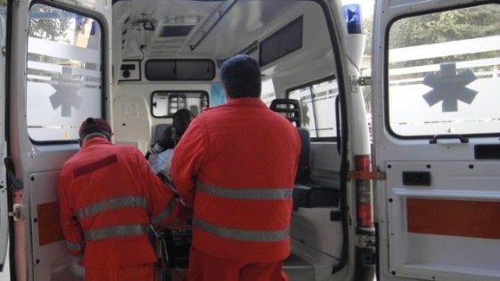 Pavia, elettricista 41enne precipita dal tetto mentre ripara un'antenna: muore in ospedale
