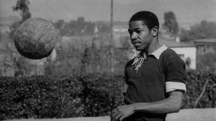 Steve Mokone: il primo calciatore nero che incantò l’Europa inimicandosi Cia e Fbi