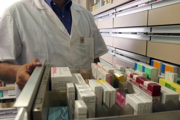 Vecchi farmaci travestiti da nuovi, cos&igrave; le multinazionali alzano i prezzi