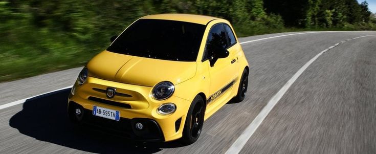 Abarth 595 Turismo, la 500 ha fatto un sogno, alla faccia dell'auto a guida autonoma...