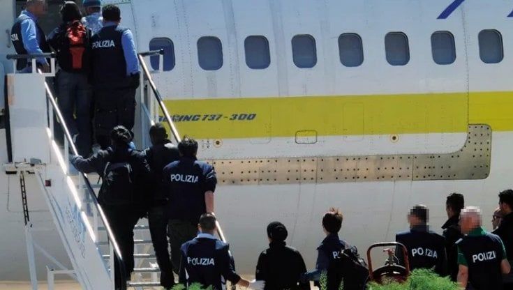 Torino, no al tampone prima di salire in aereo: così gli immigrati clandestini evitano il rimpatrio