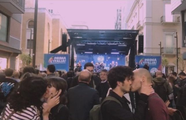 Salvini a Bari, il bacio gay davanti al palco è una sfida all'omofobia leghista
