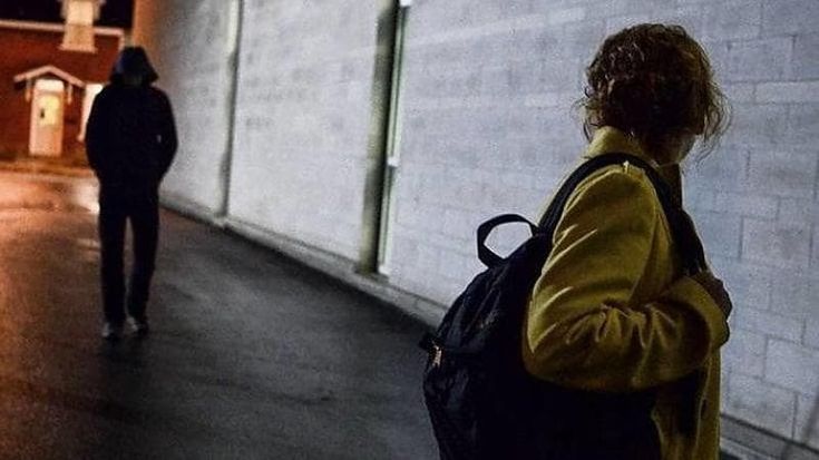 “Devo restituirti le tue cose”, ma la pedina per mesi anche in vacanza: arrestato l’ex collega