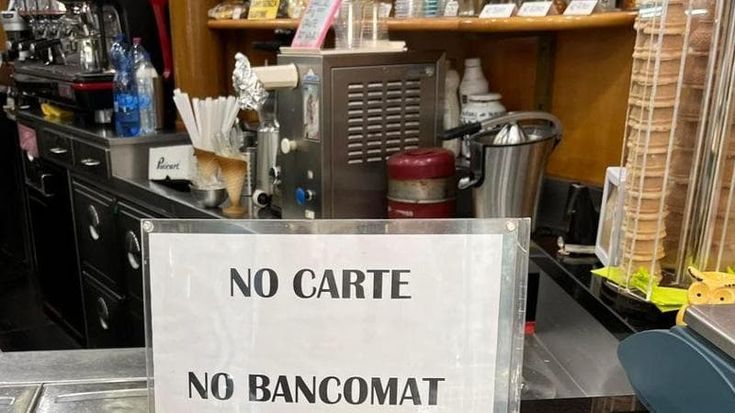 Genova, bar rifiuta il pagamento con il bancomat Il cliente chiama la Finanza: multa da 30 euro