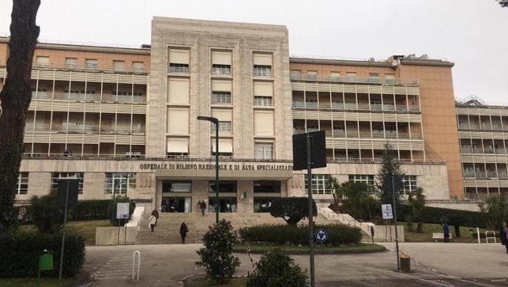 Napoli, impiantato al bimbo cuore danneggiato: sospesi i trapianti pediatrici. La madre: “Salvatelo”