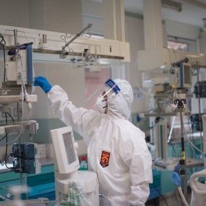 Coronavirus, in un giorno 129 positivi in più e 28 morti 