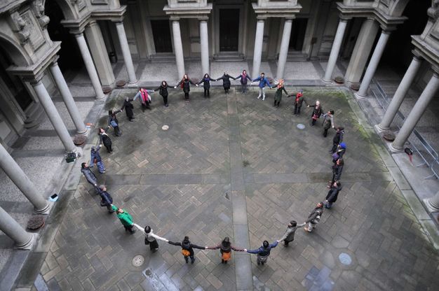 Racket delle prostitute, il flashmob &egrave; una catena rotta