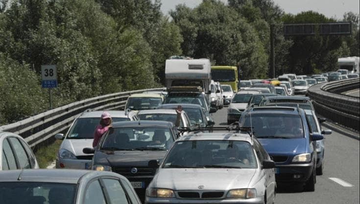 Esodo estivo: fine settimana da bollino rosso in Sicilia, su strade e autostrade un milione di auto