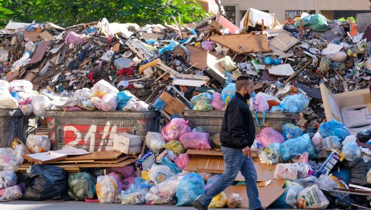 Palermo, le foto della vergogna: cumuli di rifiuti in città