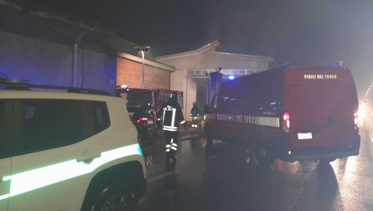 Incendio nel  magazzino dell'acqua Sparea