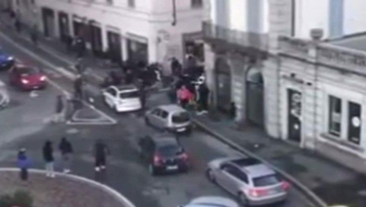Maxi rissa con 100 minorenni in provincia di Varese, un ferito