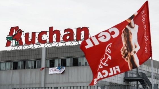 Auchan: prosegue presidio, oggi sit in fuori al Comune Napoli