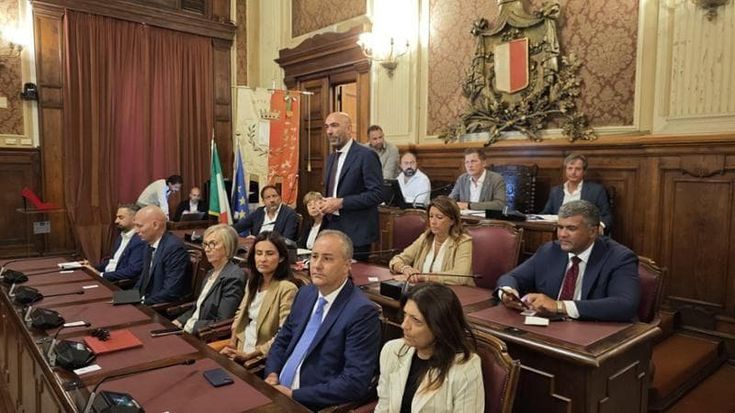 Ipotesi scioglimento del Comune di Bari, durissimo scontro fra Pd e Forza Italia: i dem chiedono le dimissioni del vicepresidente della commissione Antimafia