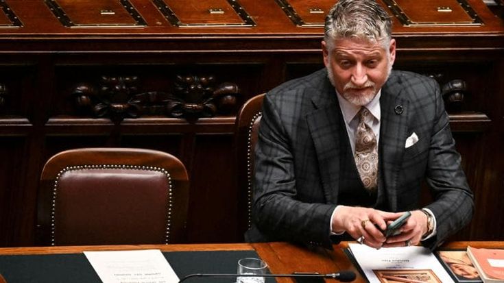 Meloni si sente tradita ma non può sfiduciare Giuli. “E Merlino lo salviamo noi”