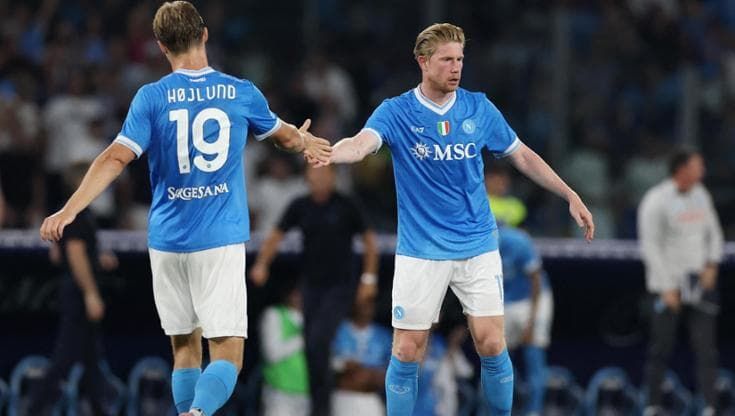 Gli eurogol di Hojlund e gli assist di De Bruyne, Conte cambia il Napoli