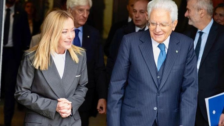 Meloni da Mattarella dopo l’attacco FdI. Poi Palazzo Chigi: “Garofani inopportuno”. Torna tensione