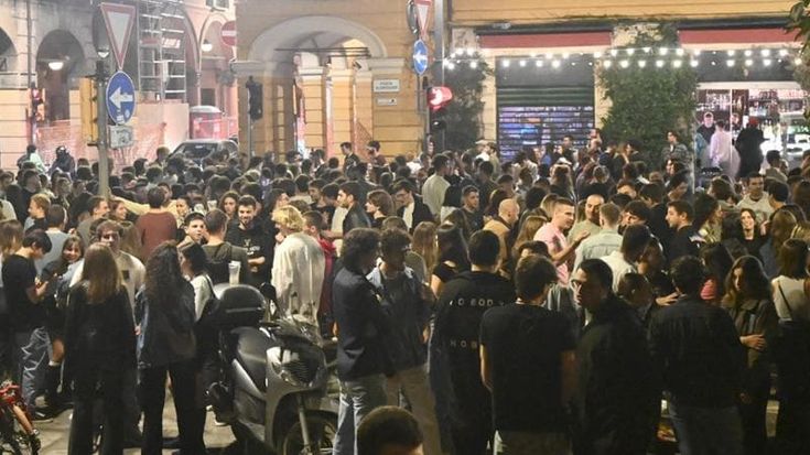 Halloween, movida a numero chiuso in piazza Aldrovandi: ecco le regole