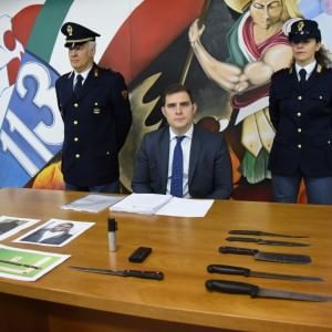 Bergamo, violenta 22enne sul treno e le ruba l'iPhone. Salvini dopo l'arresto: "Va castrato"