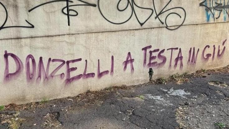 “Donzelli a testa in giù”: a Firenze scritta contro il deputato di FdI. La solidarietà del partito