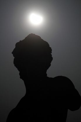 Firenze, col naso all'insù a guardare il David nell'eclissi 
