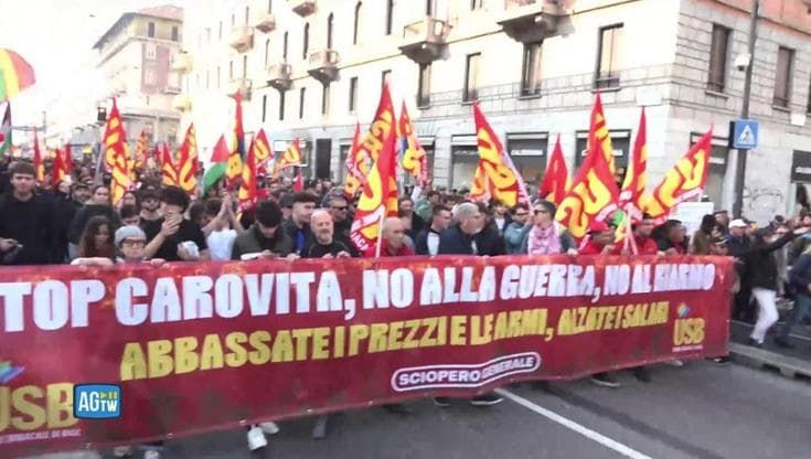 Milano, due corteli in strada al grido di "giù le armi, su i salari"