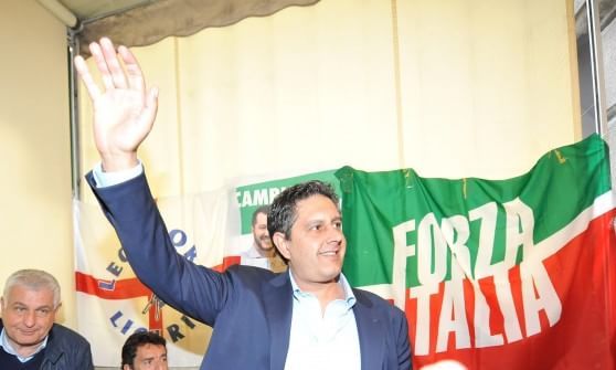 E Toti attacca: "Inaugura i lavori finanziati da Berlusconi" 