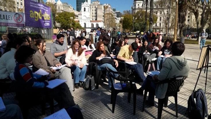 Argentina, la rivolta dei prof: lezioni in strada per la legge sui finanziamenti universitari