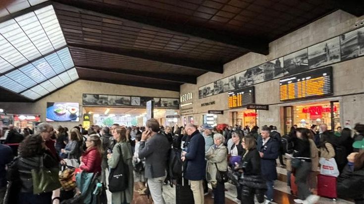 Santa Maria Novella, treni in ritardo di oltre tre ore, rabbia e lunghe file