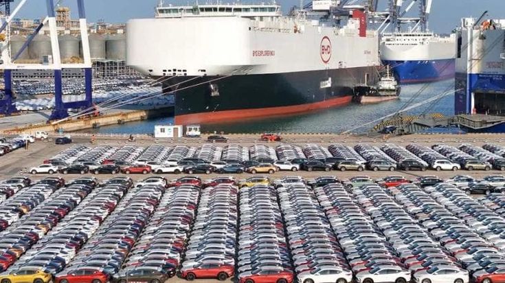 In Europa l'elettrico rallenta e le auto cinesi arrivate con le navi rimangono parcheggiate nei porti per mesi