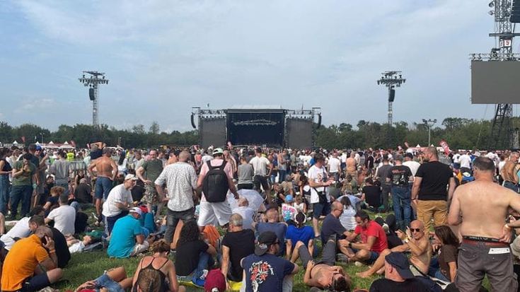 Pioggia e vento non fermano i 70 mila fan di Springsteen: “Noi come il Boss, resistiamo”